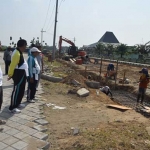 Bupati Madiun saat meninjau tempat parkir masjid Agung.