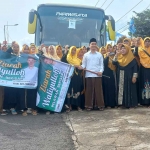 Wakil Bupati Mojokerto, Muhammad Al Barra atau yang akrab disapa Gus Barra, saat memberangkatkan warga untuk mengikuti wisata religi secara gratis.