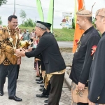 Wakil Bupati Pungkasiadi ketika meresmikan gedung Emergency, Central Diagnostik, dan Instalasi Farmasi RSUD R.A. Basoeni. foto: YUDI EP/ BANGSAONLINE