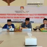 KPU Sumenep saat rapat koordinasi dalam rangka mempersiapkan pelaksanaan tahapan verifikasi faktual partai politik calon peserta Pemilu 2024.