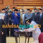 Gubernur Khofifah ketika melantik dan mengambil sumpah jabatan salah satu Pj bupati. Foto: DEVI FITRI AFRIYANTI/BANGSAONLINE