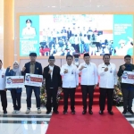 Plt Bupati Sidoarjo, Subandi, saat menyerahkan beasiswa pendidikan. Foto: Ist