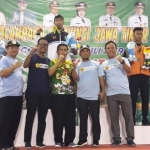 Agus Suyanto (kaos batik) Ketua Pengcab Gulat Lamongan foto bersama atlet.