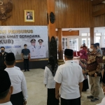 Bupati Kediri, Hanindhito Himawan Pramana, saat mengukuhkan pengurus FKUB Kabupaten Kediri di Pendopo Panjalu Jayati. Foto: Ist