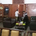 Bupati MKP mengajak tamunya masuk kedalam ruang kerjanya di rumah peringgitan.  Ia nampak tak terpengaruh dengan penggelehan yang dilakukan KPK. foto: YUDI EP/ BANGSAONLINE