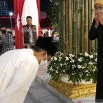 Usai pertemuan di Gedung Negara Grahadi, Senin (24/8/) malam, Gubernur Jawa Timur Khofifah Indar Parawansa dan Saifullah Yusuf (Gus Ipul) saling memberi hormat. foto: ANTARA/ Fiqih Arfani