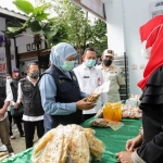 Gubernur Jatim Khofifah Indar Parawansa saat meninjau pelaksanaan PPKM Mikro di Desa Sukorejo, Kecamatan Kebomas, Kabupaten Gresik, Rabu (10/2). Foto: ist/ bangsaonline.com