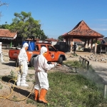 BPBD dan TNI-Polri Pamekasan melakukan penyemprotan disinfektan guna menanggulangi penyebaran wabah penyakit mulut dan kuku bagi hewan.