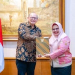 Wakil Bupati Gresik, Aminatun Habibah atau yang akrab disapa Bu Min, saat menerima SPT sebagai Plt Bupati Gresik dari Pj Sekdaprov Jatim, Bobby Soemiarsono. Foto: ist.