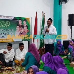 Mantan Ketua PKB Gresik, Ahmad Nadir, saat memberikan testimoni tentang perjalanan partai berlambang bola dunia ini. Foto: SYUHUD/BANGSAONLINE