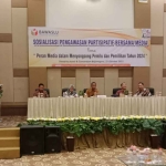 Bawaslu Bojonegoro saat mensosialisasikan pengawasan partisipatif bersama jurnalis.