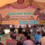 Kepala Desa Petiyintunggal, Mat Asroful, bersama Forkopimcam saat sedekah bumi. Foto: SYUHUD/BANGSAONLINE
