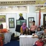 Kabid Sejarah Museum Purbakala Disbudpar Jatim, Dra Endang Prasanti MM (kedua dari kiri), berada di stan panitia Museum Expo, Royal Plasa, Jumat (19/9). foto:rosihan/BANGSAONLINE