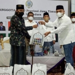 Abdul Halim, S.H., M.H., (kanan) Anggota DPRD Jatim Dapil Madura saat menyerahkan bantuan vitamin, masker, dan beras di Bangkalan, belum lama ini. (foto: ist)