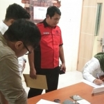 Perwakilan dari pengurus DPC PDIP Surabaya saat berada di Bawaslu.