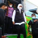 Gubernur Khofifah saat turun dari Bus Trans Jatim.