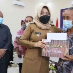 Bupati Mojokerto, Ikfina Fatmawati saat membagikan bantuan sosial DBHCHT di Mitra Produksi Sigaret (MPS) Gondang, Senin (5/12/2022).