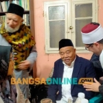 Prof Dr KH Asep Saifuddin Chalim bersama para ulama Universitas Al Azhar Mesir. Tampak Syaikh Abdul Aziz Sahawi (berdiri, bersurban warna emas dan berkopiah hitam), Prof Dr KH Asep Saifuddin Chalim, MA (duduk jas hitam) dan istrinya, Nyai Hj Alif Fadhilah serta Syaikh Ala