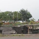 Kondisi pintu utama TPW yang masih tertutup dengan palang besi dan kayu. foto: MAULANA RIZQI/ BANGSAONLINE