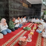 Doa bersama para anak yatim dalam acara HUT ke-8 BANGSAONLINE.com di halaman kantor BANGSAONLINE Jl. Cipta Menanggal I/35 Surabaya, Kamis (14/7/2022). Foto: BANGSAONLINE.com  