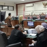 Sidang pembacaan pledoi oleh Terdakwa kasus dugaan pemotongan insentif ASN BPPD Sidoarjo, Ari Suryono di hadapan Majelis Hakim Pengadilan Tipikor Surabaya.