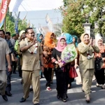 Wakil Bupati Mojokerto Pungkasiadi didampingi Wakil Ketua Tim Penggerak PKK, Yayuk Pungkasiadi, ketika meninjau Kampung KB Gembongan. (foto: yudi/ bangsaonline)