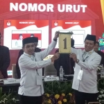 Pasangan Adi Wibowo - H. Nawawi menunjukkan nomor urut 01.