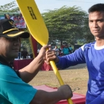 Bupati MKP membuka secara simbolis Lomba Dayung Perahu Majapahit dengan menyerahkan dayung kepada atlet. foto: YUDI EP/ BANGSAONLINE