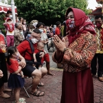 Wali Kota Mojokerto, Ika Puspitasari, saat menghadiri perayaan imlek di TITD Kelenteng Hok Sian Kiong.