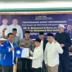 Ketua DPD PAN Mojokerto Muhammad Santoso.menyerahkan rekomendasi kepada Barra-Rizal untuk Pilkada Mojokerto 2024 di Aula Pascasarjana Universitas KH Abdul Chalim Mojokerto, Sabtu (20/4/2024).Foto: M Sulthon Neagara/bangsaonline