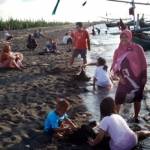 Wisatawan antusias menikmati pantai Randutatah. Foto:andi sirajudin/BANGSAONLINE