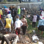 Tim relawan bersama warga saat melakukan bersih-bersih sampah. Foto: Ist.