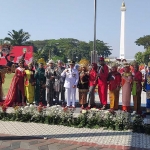 Pj Wali Kota Madiun Eddy Supriyanto foto bersama pelajar. Foto: HENDRO SUHARTONO/ BANGSAONLINE