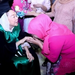 Khofifah Indar Parawansa Gubernur Jatim memberikan ucapan selamat kepada Dra Sinta Nuriyah Abdurrahman Wahid, M.Hum usai Penganugerahan Doktor Honoris Causa(H.C) dari Universitas Islam Sunan Kalijaga Yogyakarta. foto: ist