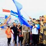 Bupati Tantri melepas perahu hias dalam Gebyar Pesisir Raya Probolinggo Tumpeng Ancak Segara di Wisata Pantai Duta. foto: andi sirajudin/ BANGSAONLINE