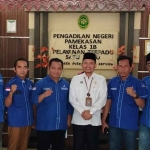 Seluruh pengurus DPC Demokrat Pamekasan saat mendatangi pengadilan negeri setempat.