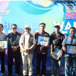 Wakil Wali Kota Pasuruan Adi Wibowo (topi putih) foto bersama para pemenang lomba mural.