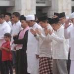 MINTA HUJAN: Wapres JK bersama para menteri Kabinet Kerja mengikuti Salat Istisqa di Pelataran Masjid Istiqlal Jakarta, Minggu (1/11). foto merdeka.com