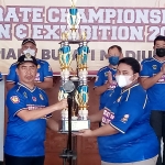 Penyerahan Trofi Bupati Madiun oleh Wakil Bupati Madiun Hari Wuryanto kepada Ketua Panitia Bimari Cup 1.