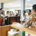 Plt. Bupati Mojokerto dan Sekda ketika sidak di sejumlah OPD. foto: YUDI EP/BANGSAONLINE
