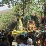 BERSYUKUR: Iring-iringan tumpeng hasil bumi saat sedekah bumi, di Desa Pager Ukir, Sampung, Ponorogo (13/10). foto: aris/BANGSAONLINE