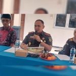 Kajari Gresik, Nana Riana (tengah) saat memberikan penyuluhan hukum kepada kades dan perangkat desa di wilayah Kecamatan Kedamean. Foto: SYUHUD/BANGSAONLINE.com