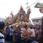 Pawai hasil bumi oleh jemaat GKJW Mojowarno.foto:muhammad syafii/BANGSAONLINE