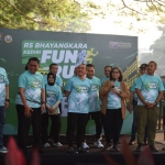 Pj Wali Kota Kediri Zanariah bersama Kapusdokkes Polri Irjen Pol Asep Hendradiana di acara RS Bhayangkara Fun Run 2024. (dok. Ist)