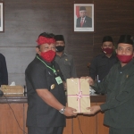 Ketua DPRD Nganjuk, Tatit Heru Tjahyono saat menerima berkas laporan penyampaian P-APBD dari Wakil Bupati Nganjuk, Marhaen Djumadi. (foto: BAMBANG/ BANGSAONLINE)