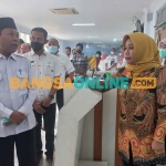 Wali Kota Mojokerto, Ika Puspitasari, saat sidak pelayanan di RSUD Dr Wahidin Sudiro Husodo. Foto: ROCHMAT SAIFUL ARIS/BANGSAONLINE