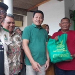 Plt Bupati Sidoarjo saat memberi bantuan untuk warga yang membutuhkan.