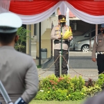 Kapolres Mojokerto Kota, AKBP Wiwit Adisatria saat menggelar apel Operasi Zebra Semeru 2022, di Lapangan Patih Gajah Mada Mapolres Mojokerto Kota, Senin (03/10/2022).