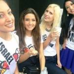 Finalis miss universe 2014 dari Libanon saat selfie bersama finalis dari Israel. foto: detik.com 