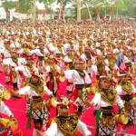 Penampilan Festival Reog Kendang dengan ribuan peserta. foto: feri/BANGSAONLINE